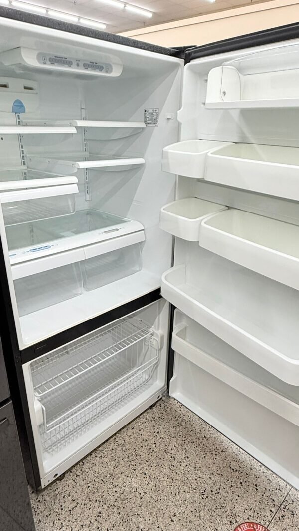 LG LBN22515ST 22 cu. ft. Bottom Freezer Refrigerator - Image 3