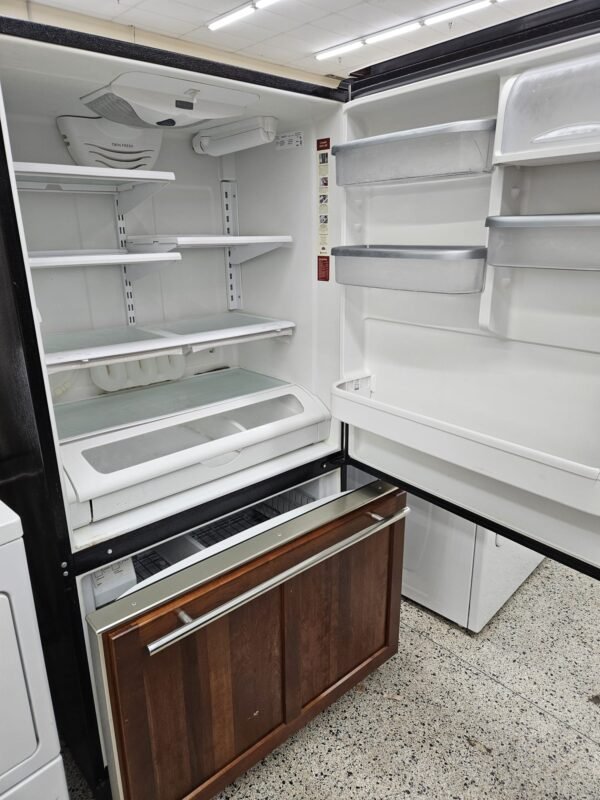 Jenn-Air JCB2058GEB 18.6 cu ft Bottom Freezer Refrigerator - Image 2