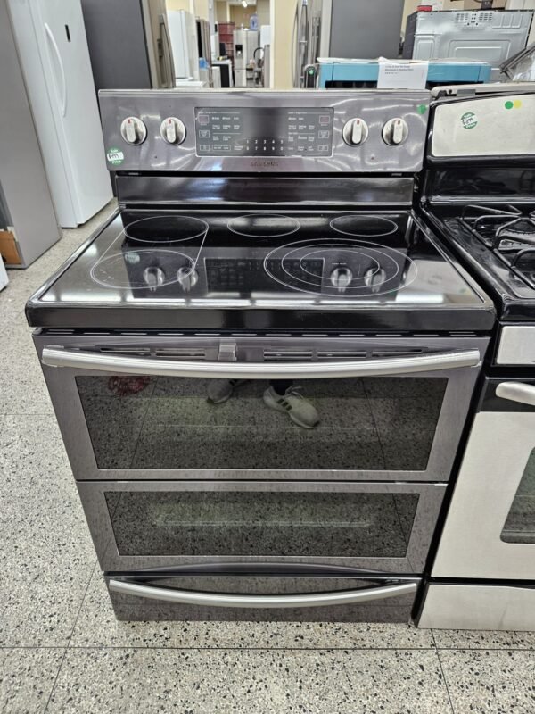 Samsung NE59J7850WG 30" Double Oven Range As Is Display light Flickers - Image 2