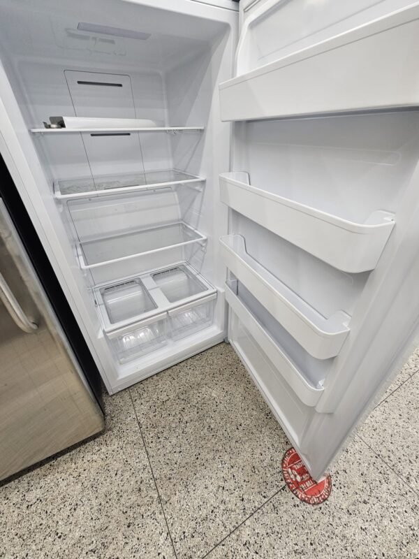 Insignia NS-UZ17WH0 17 Cu. Ft. Garage Ready Upright Freezer - Image 3