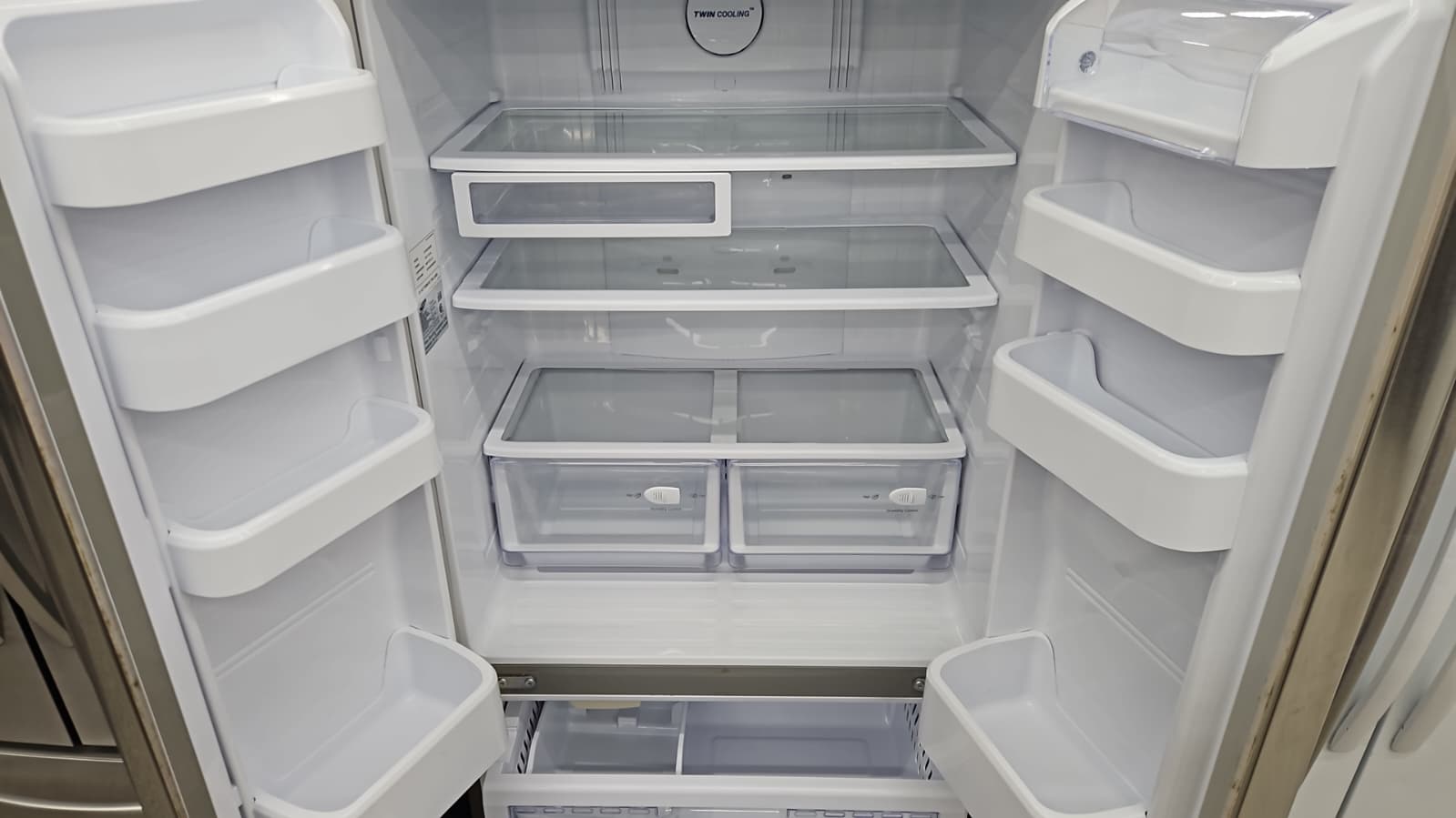 Samsung RF18HFENBSR 33" Counter Depth French Door Fridge - Image 5