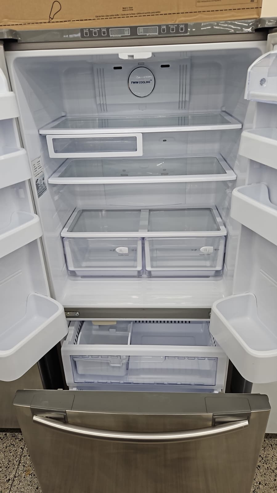 Samsung RF18HFENBSR 33" Counter Depth French Door Fridge - Image 4